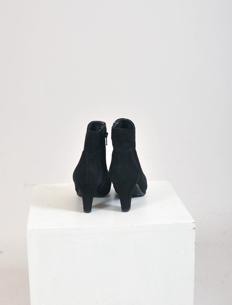 Vintage 00s suede leather ankle boots - Image 5