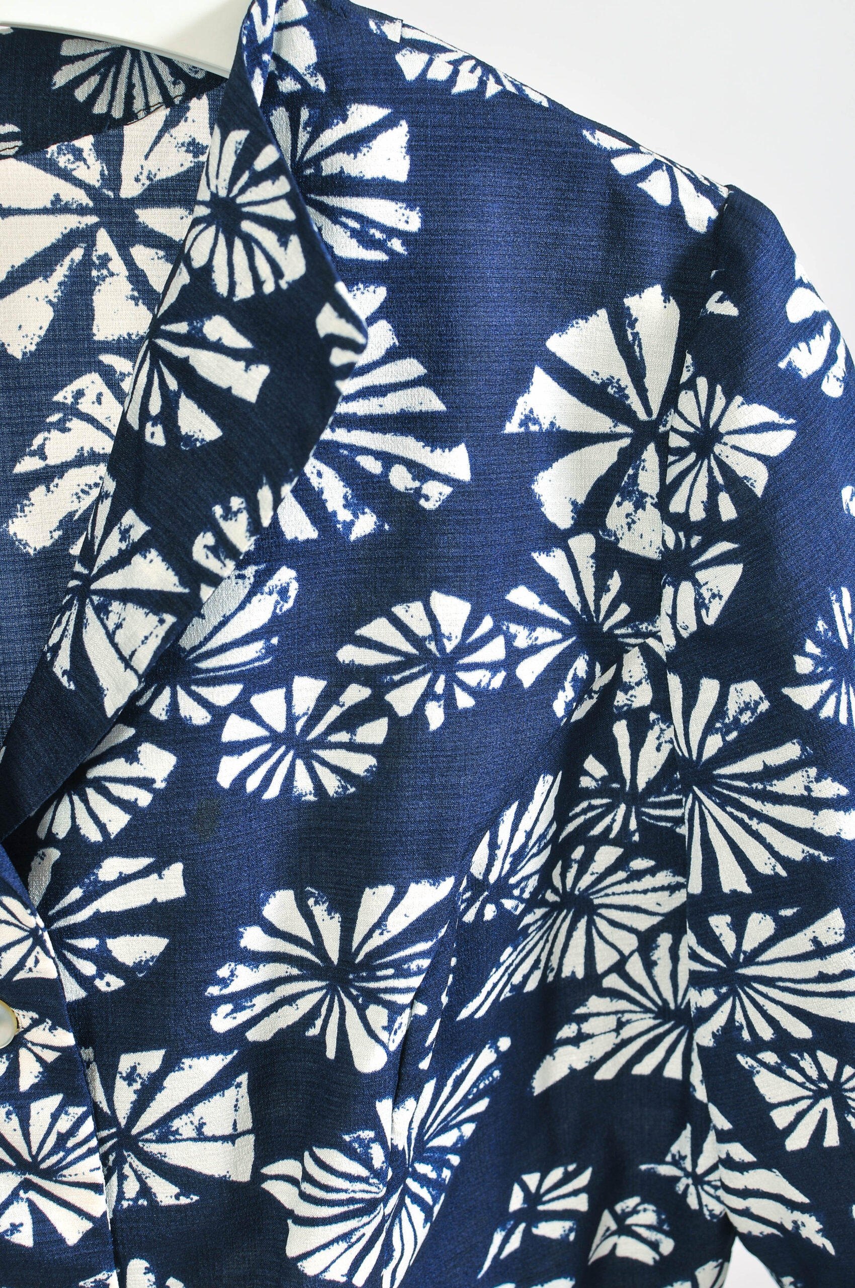 Vintage 80s Navy Blouse with White Abstract Print – Size XL - Image 3