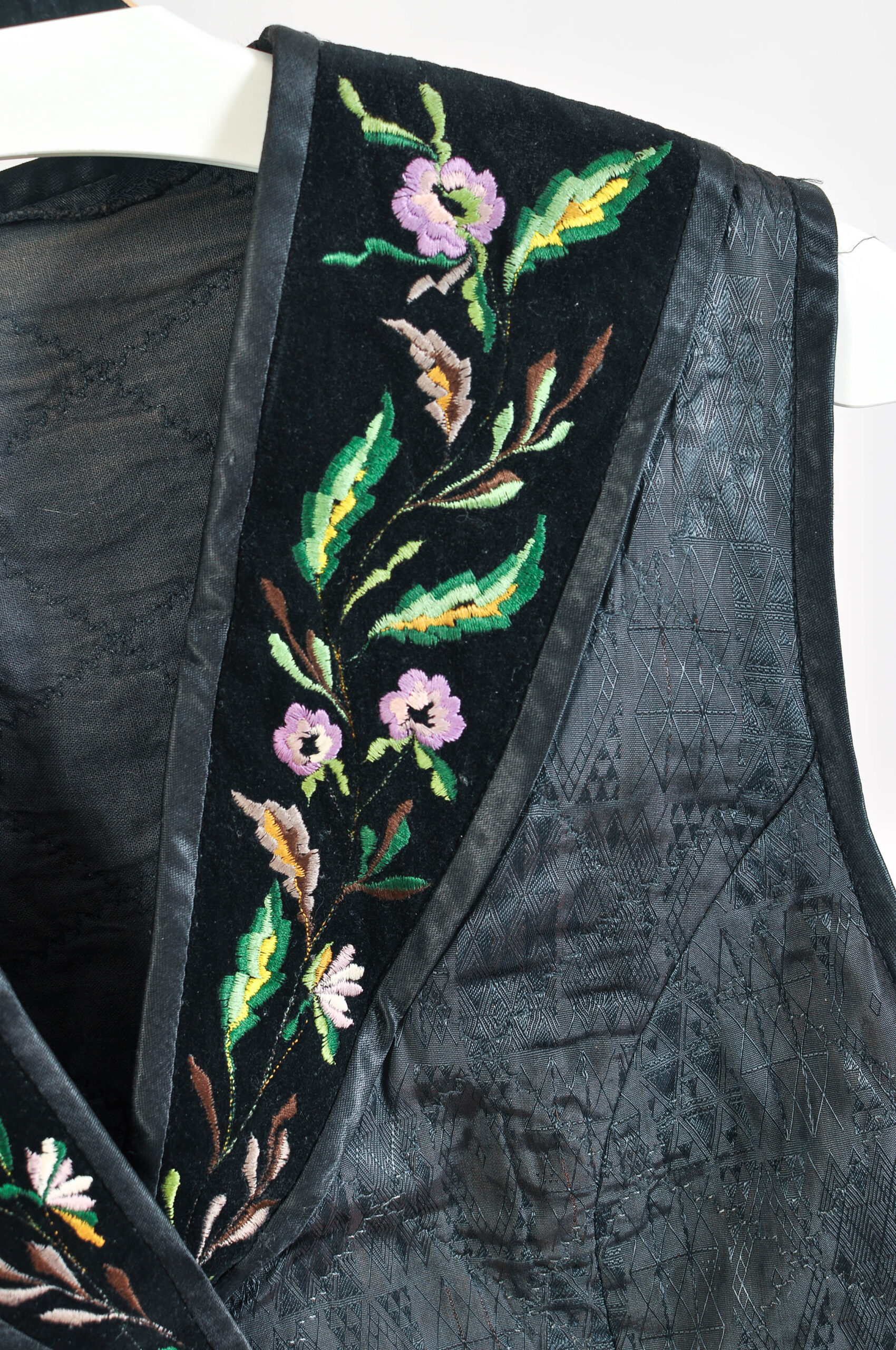 Vintage 90s Black Embroidered Vest with Suede Details – M - Image 3