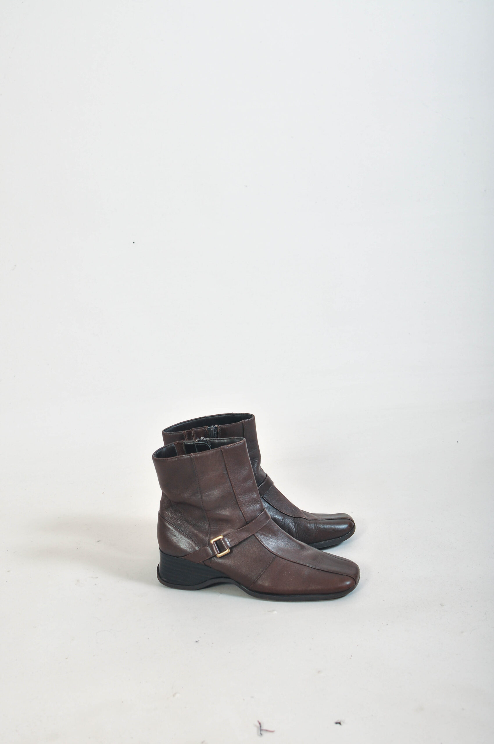 Vintage 00s Y2K Square Toe Leather Ankle Boots | Size 4