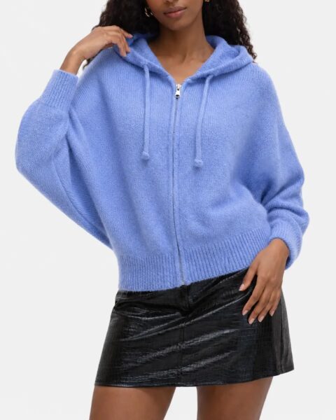 Megztinis su gobtuvu ir platėjančiomis Rankovėmis